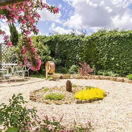 Le Jardin Des Fees Bed & Breakfast Savigny-le-Vieux Dış mekan fotoğraf