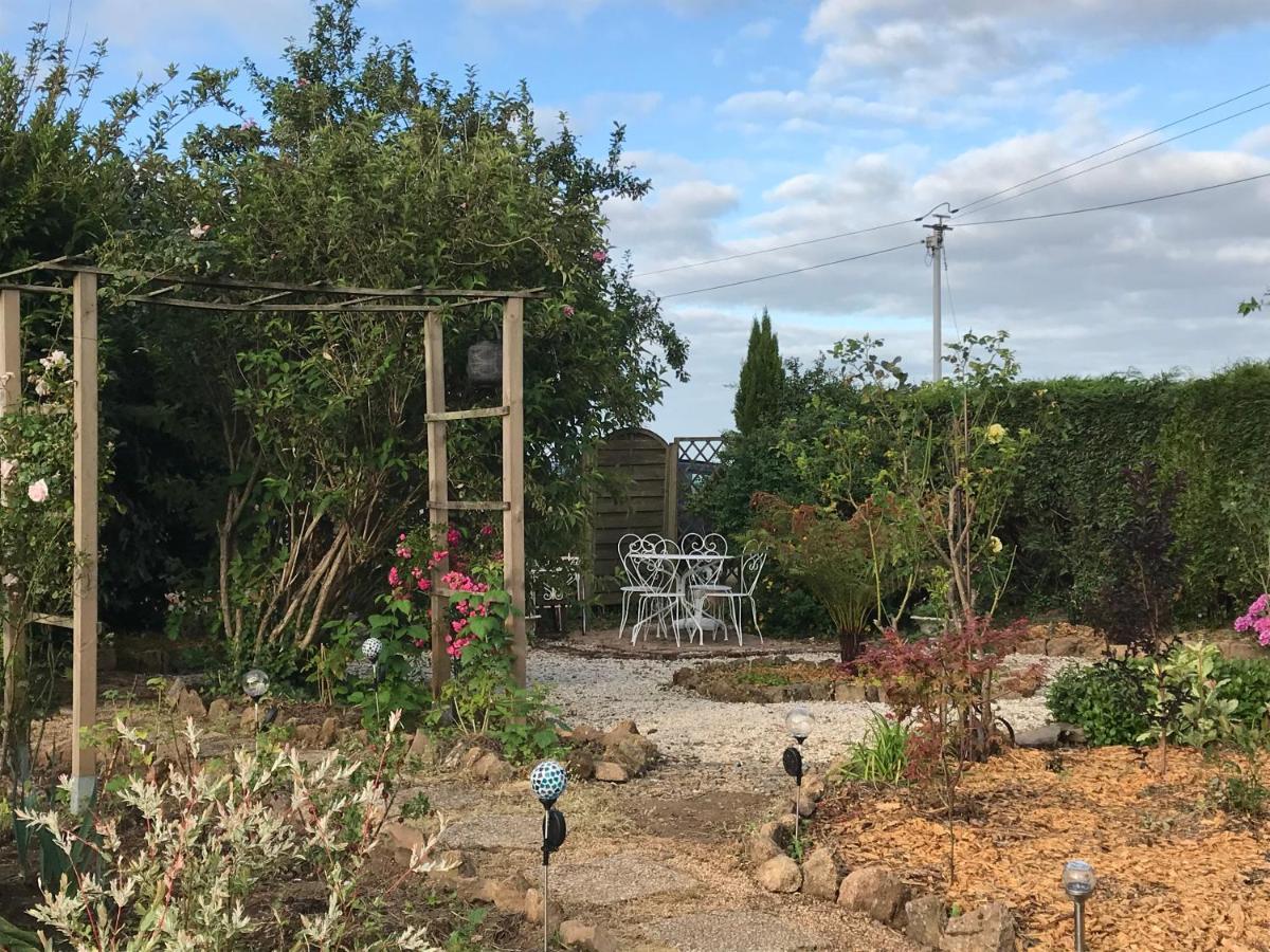 Le Jardin Des Fees Bed & Breakfast Savigny-le-Vieux Dış mekan fotoğraf